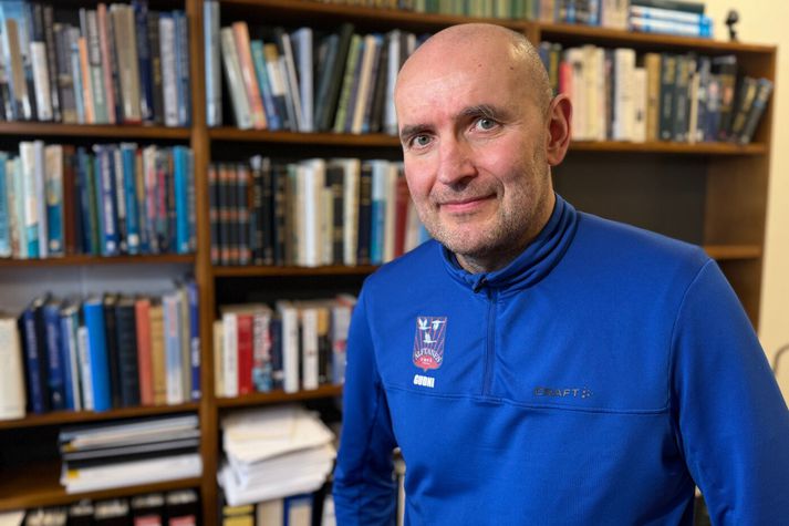 Guðni á skrifstofu sinni í Háskóla Íslands.