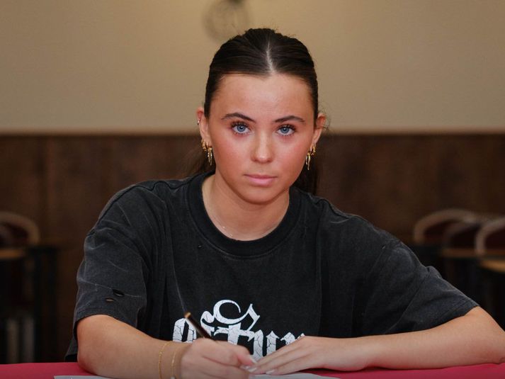 Ísabella Sara Tryggvadóttir hefur skrifaði undir samning til þriggja ára við Val.