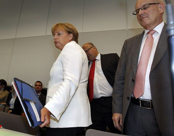 kanslarinn brosir ekki sínu breiðasta Angela Merkel, kanslari Þýskalands, og fleiri ráðamenn þar í landi hafa lengi verið ósátt við kostnaðinn sem leggst á herðar Þjóðverja við að bjarga skuldsettum evruríkjum úr vandræðum.Fréttablaðið/AP