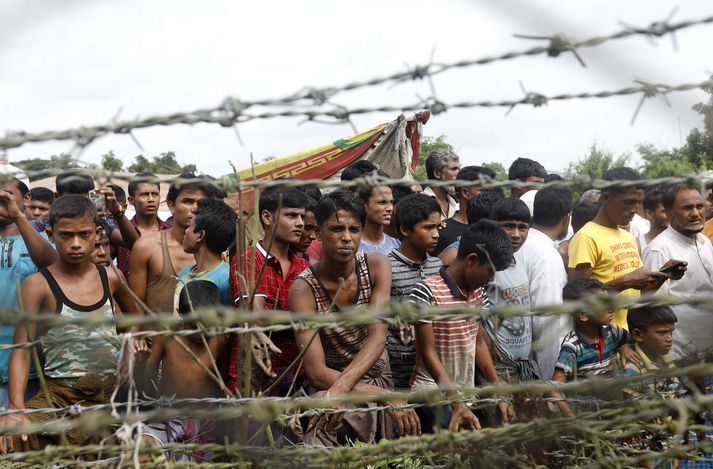 Minnst 700 þúsund manns flúðu til Bangladess og búa þar í flóttamannabúðum.