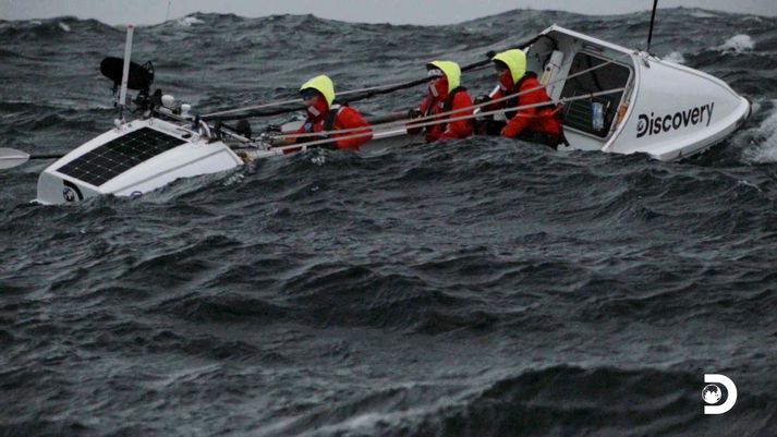 Róðrakapparnir velktust um í köldum sjónum.