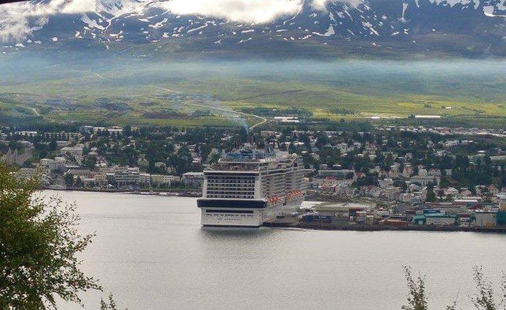 Hið herta eftirlit með skipum sem Umhverfisstofnun boðaði síðasta haust er enn ekki byrjað. Myndin var tekin í síðasta mánuði og er af skemmtiferðaskipi í við höfn á Akureyri. Myndin tengist efni fréttarinnar ekki beint.