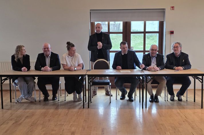 Við undirritun samkomulags um samstarf Samfylkingar og Sjálfstæðisflokks í kjölfar kosninganna í maí.