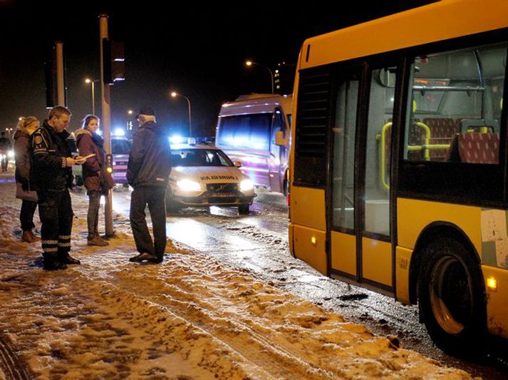Vagnstjórinn slasaðist þegar hann reyndi að komast upp í vagninn til þess að stöðva hann.