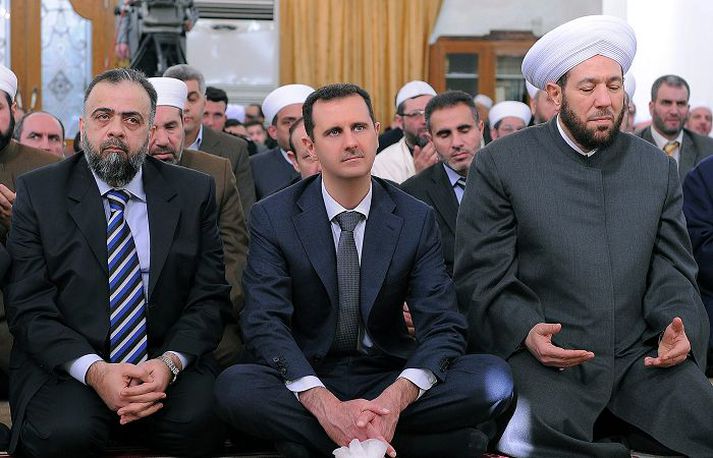 Bashir al-Assad, fyrir miðri mynd, ásamt Mohammed Abdelsattar Sayyed trúmálaráðherra og Ahmed Hassun, æðsta guðfræðiráðgjafa stjórnvalda, á bæn í tilefni af fæðingardegi Múhameðs spámanns.nordicphotos/AFP