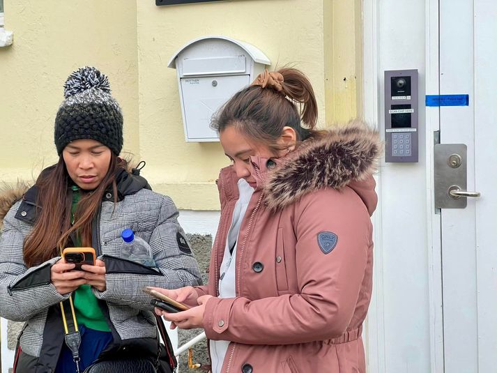 Ferðalag Maríu og Janelle til Íslands tók óvænta beygju í dag.