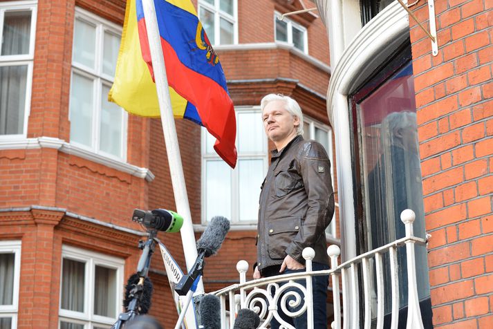 Julian Assange hefur haldið til í sendiráði Ekvador í London í um sex ár.