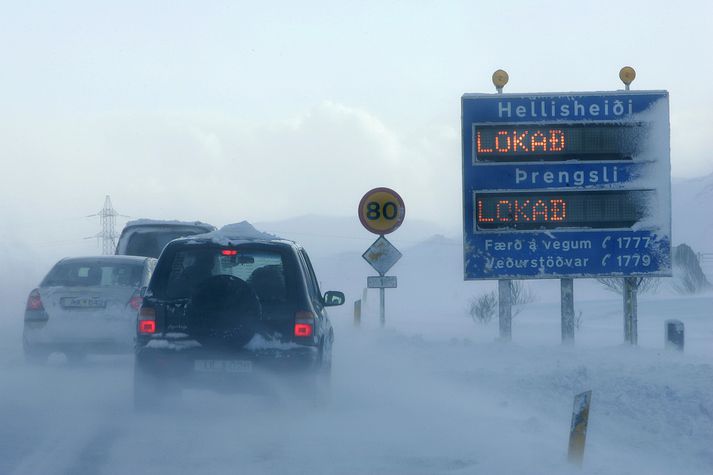 Vegagerðin býst við að loka þurfi Hellisheiði og Þrengslum um og upp úr hádegi vegna veðurs.