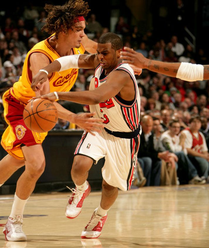 Anderson Varejao verst hér Chris Paul í leiknum í nótt.