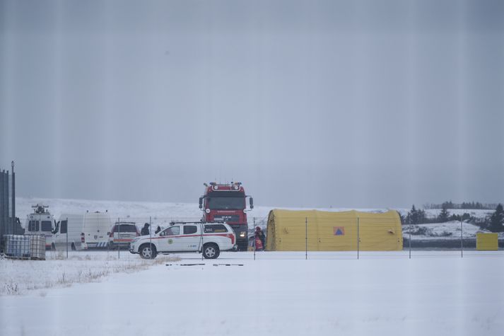 Björgunarsveitir halda áfram að leita að Birnu en í dag var sett upp gult tjald við Hafnarfjarðarhöfn.