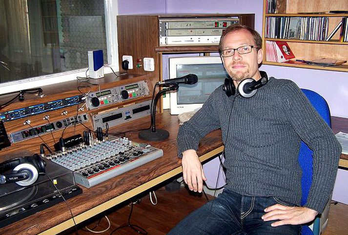 Jón Sigurður Glaðbeittur í hljóðveri útvarpsstöðvarinnar Carbonero Radio þar sem hann stjórnar útvarpsþætti.