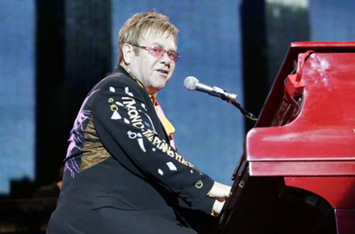 Elton John lagði til ósæmilega mynd á listasýningu