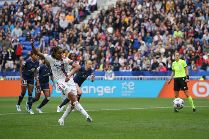 Wendie Renard, leikmaður Lyon, skorar úr vítaspyrnu í leiknum