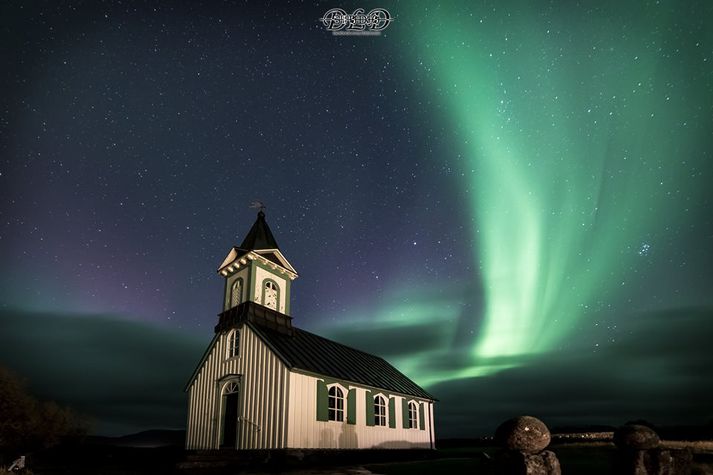 David Dunham náði þessari glæsilegu mynd af dansi norðurljósanna yfir Þingvallakirkju.