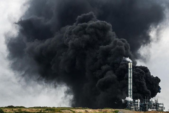 Mikinn reyk lagði frá iðnaðarsvæðinu í dag eftir að sprengingin varð.