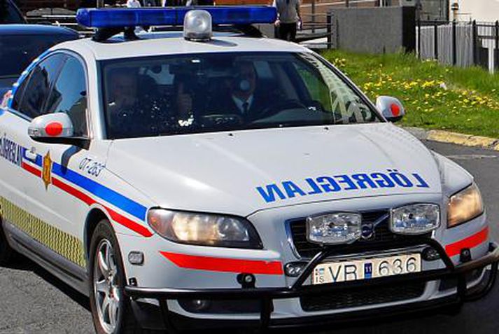 Lögreglan leitar árásarmannsins.