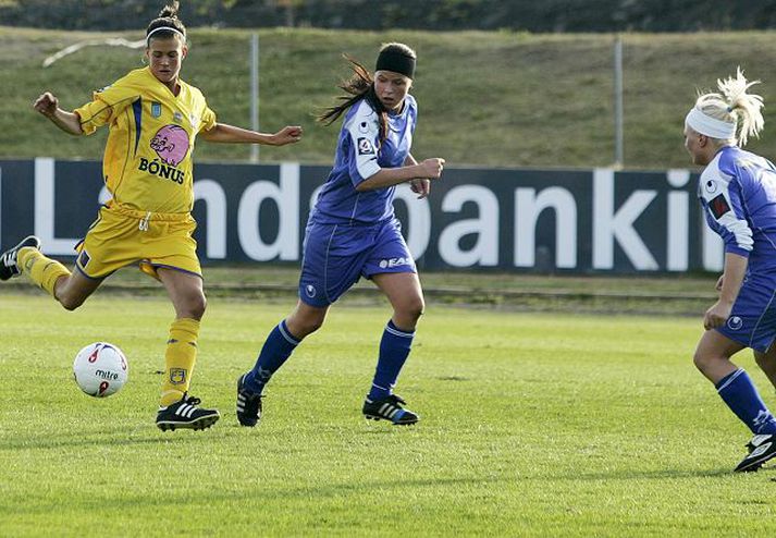 Fjölnisstúlkan Íris Ósk Valmundsdóttir reynir hér skot í gær en Guðríður Hannesdóttir er til varnar.