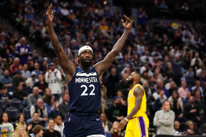 Patrick Beverley fagnar er hann lék með Minnesota Timberwolves á meðan LeBron James sést frekar bugaður í bakgrunn.