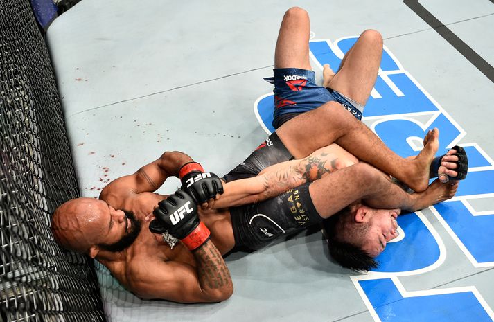 Demetrious Johnson klárar Ray Borg í 5. lotu.