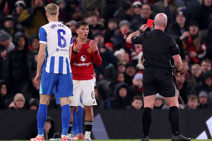 Hinn ungi Shea Lacey hjá Manchester United fékk rauða spjaldið í bikartapinu á móti Brighton & Hove Albion.