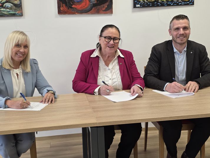 Frá undirritun samningsins „Gott að eldast í Árborg“. Díana Óskarsdóttir, forstjóri Heilbrigðisstofnunar Suðurlands, Inga Sæland, ráðherra og Bragi Bjarnason, bæjarstjóri í Árborg.