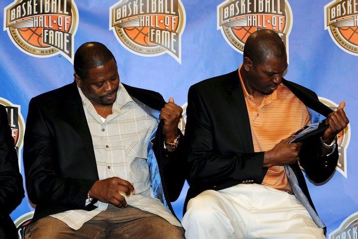 Miðherjarnir Patrick Ewing og Hakeem Olajuwon voru teknir inn í Heiðurshöllina á sama tíma árið 2008.