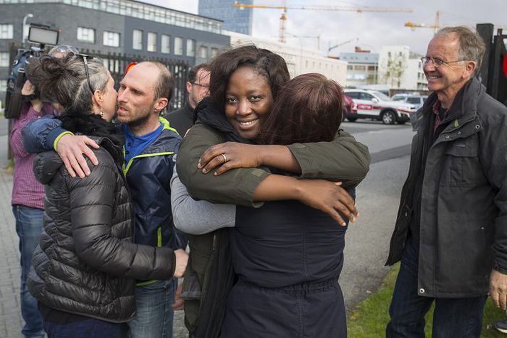 Izekor var greinilega létt eftir að hafa verið sleppt úr varðhaldi í gær. Fréttablaðið/Daníel
