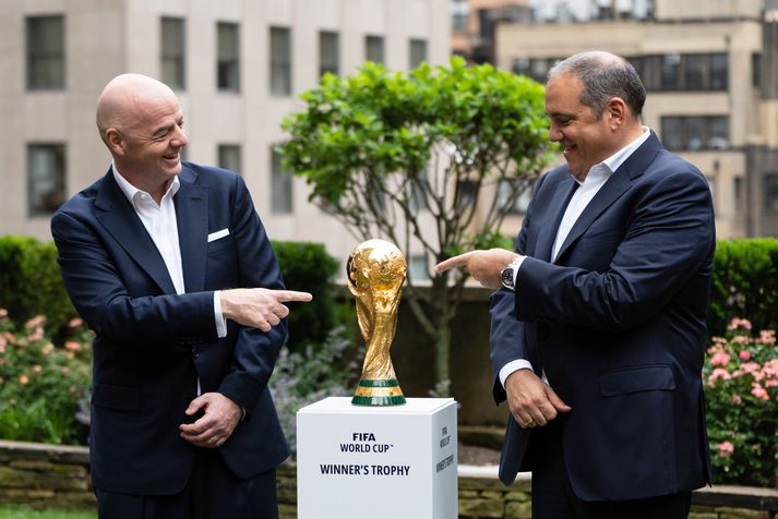 Gianni Infantino, forseti FIFA, og Victor Montagliani, forseti CONCACAF, bregða á leik í New York en þrjár þjóðir úr knattspyrnusambandi Norður- og Mið-Ameríku hýsa næstu heimsmeistarakeppni.
