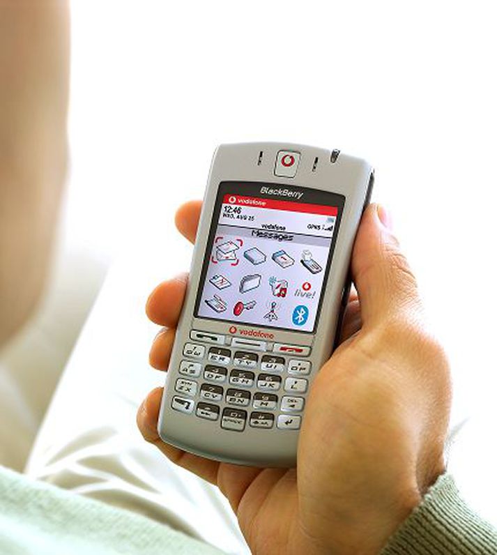 Blackberry sími. Upplýsingafulltrúi Og Vodafone segir mikinn áhuga á Blackberry, en í símtækið er hægt að fá sendan tölvupóst jafnóðum og hann berst í tölvuna.