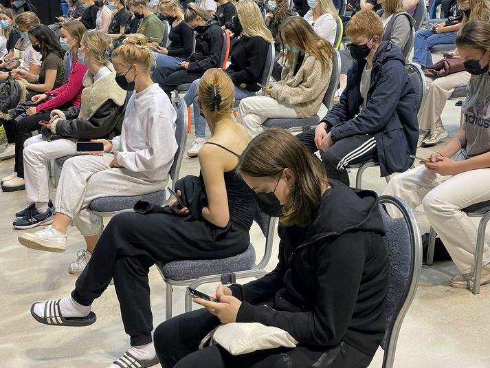 Komið er að unga fólkinu í bólusetningu en sá hópur er viðkvæmari gagnvart stungum og líklegra til að falla í yfirlið.