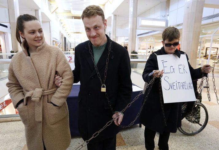 Myndin er frá mótmælum NPA miðstöðvarinnar í Kringlunni þann fimmta maí síðastliðinn. Markmið hlekkjanna var að tákngera takmörkun ferðafrelsis og frelsis til búferlaflutninga. 