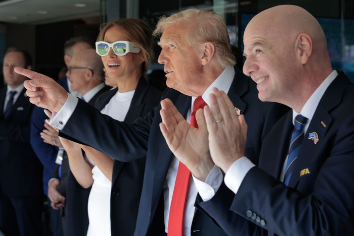 Gianni Infantino, forseti FIFA, með Donald Trump Bandarikjaforseta og konu hans Melaniu Trump á úrslitaleik HM félagsliða í gær.