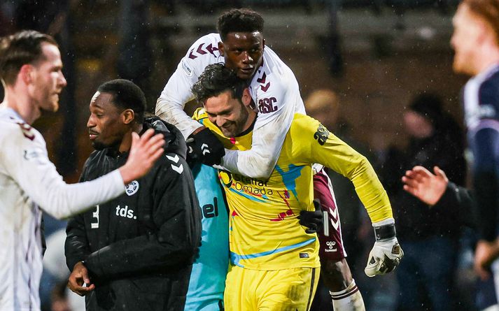 Samherjar Craigs Gordon fögnuðu honum vel og innilega eftir sigur Hearts á Dundee.