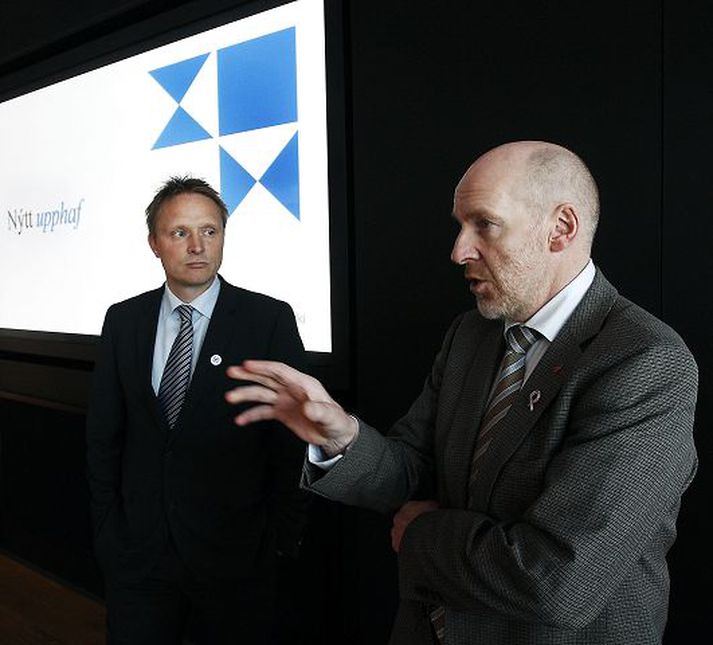 Steingrímur J. Sigfússon fjármálaráðherra, sem hér ræðir við formann skilanefndar Kaupþings, bindur vonir við að endurreisn sparisjóðanna verði komin vel á veg fljótlega eftir áramótin, eða þegar málefni stóru bankanna þriggja verði að mestu lokið. Fréttablaðið/Stefán