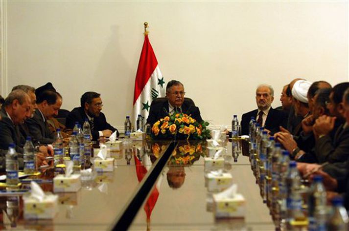 Talabani, forseti Íraks, situr þarna fyrir miðju á ríkisstjórnarfundi. Hann kemst ekki spönn frá rassi frekar en aðrir Bagdad-búar.