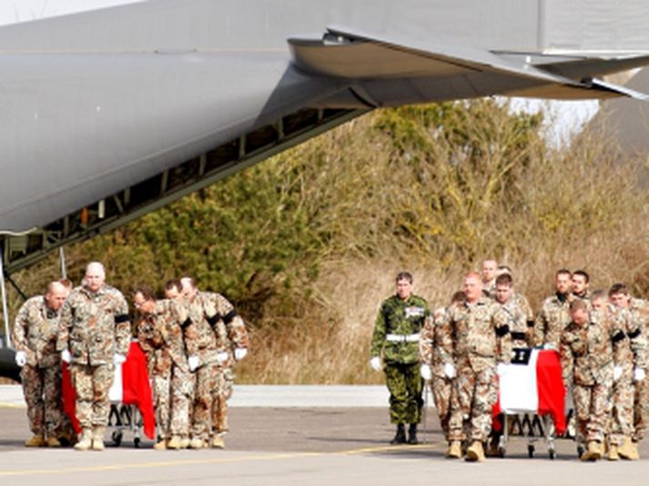 Flugvél danska flotans lenti með líkin í Skrydstrup í dag.