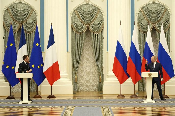 Emmanuel Macron og Vladimír Pútín, forsetar Frakklands og Rússlands, eftir fund þeirra í Moskvu í gær.