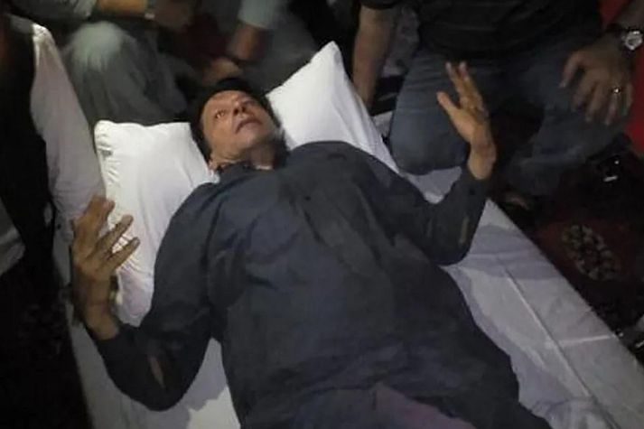 Imran Khan á sjúkrabörum eftir að hann særðist í dag.