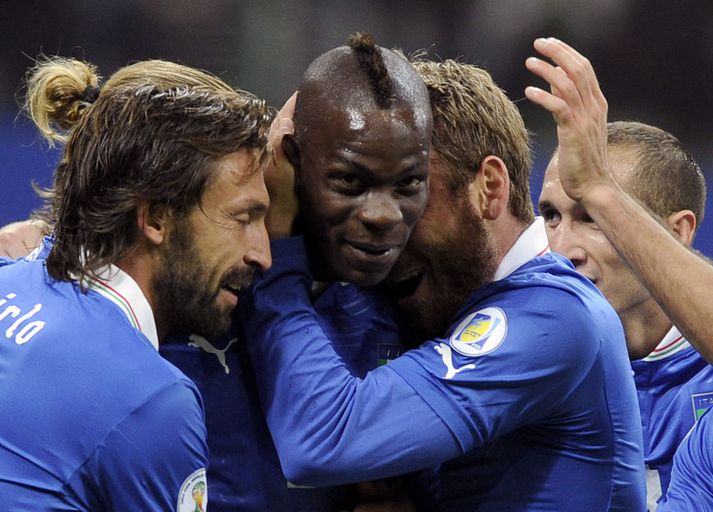 Mario Balotelli fagnar marki sínu í gær.