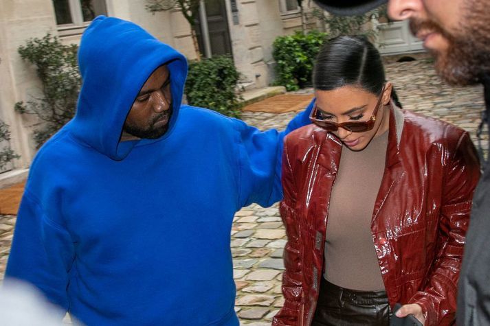 Kim Kardashian West og Kanye West í París í mars á síðasta ári. Fyrsta heimsókn hennar í borgina frá því að hún varð fyrir líkamsárás , hótað lífsláti og skartgripir fyrir mörg hundruð milljónir teknir af hótelherbergi hennar. 