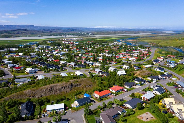 Skólahald í tveimur skólum á Egilsstöðum fellur niður í dag vegna smitsins.