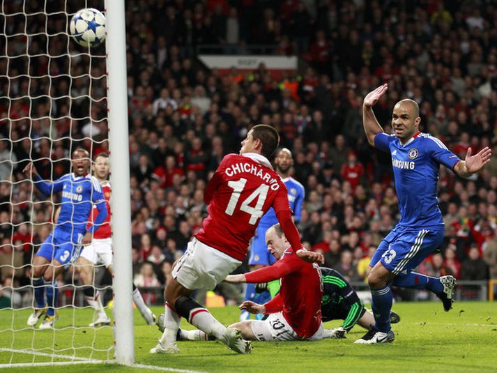 Javier Hernandez skorar hér á móti Chelsea eftir sendinguna frá Ryan Giggs.
