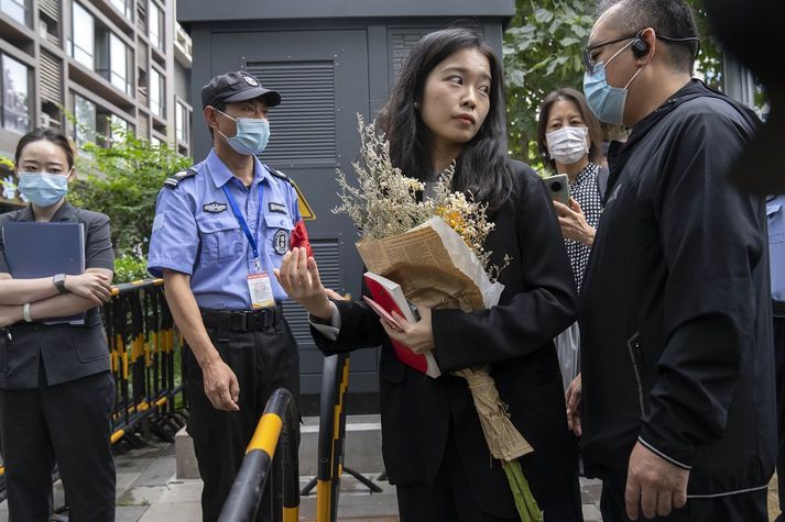 Zhou Xiaoxuan fyrir utan dómshús í Peking í gær.