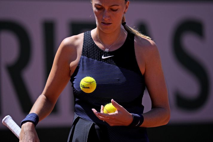 Petra Kvitova sést hér í leiknum umrædda á móti hinni belgísku Greet Minnen. Kvitova hafði komist í undanúrslit á Opna franska meistaramótinu árið 2020.