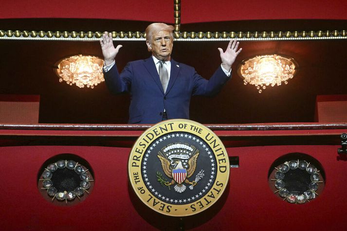 Trump mætti á frumsýningu Vesalinganna í gær í Kennedy Center.