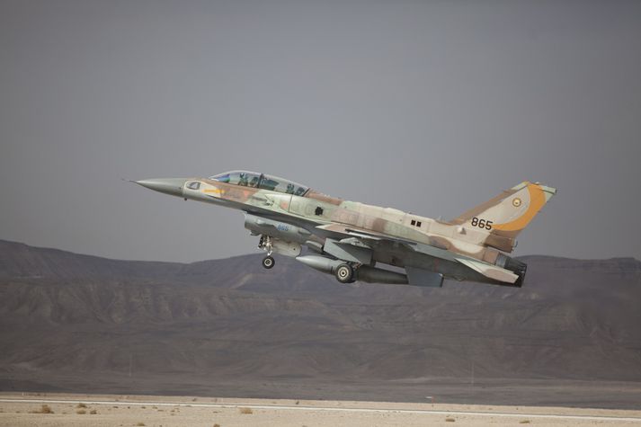 F-16 herþota ísraelska hersins tekur á loft.