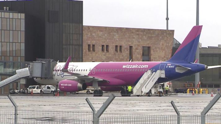 Flugvél Wizz Air á Keflavíkurflugvelli.
