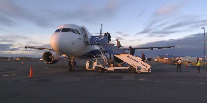 Síðustu farþegarnir ganga um borð á Reykjavíkurflugvelli í morgun.