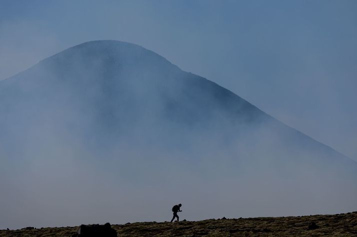 Gossvæðið við Litla-Hrút verður áfram lokað í dag.