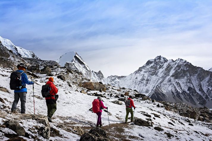 Everest er að finna á landamærum Nepal og Kína, en kínversk stjórnvöld greindu frá lokun fjallsins sín megin í gær.